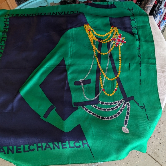 CHANEL Style Emerald and Navy Scarf with Jewel Motif - Picture 1 of 5